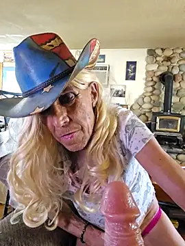 Snapshot of CROSSCOUNTRY1 chatting on March 4, 3:22 am CROSSCOUNTRY1 online show from March 4, 3:22 am