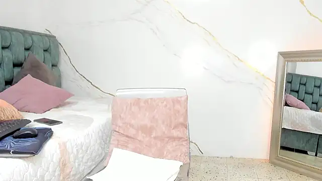 IsiisLovei online show from September 9, 2:27 pm