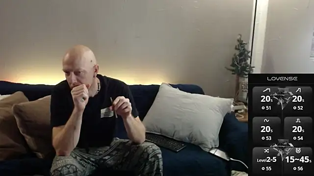 Snapshot of MaxRouger chatting on November 27, 1:57 pm MaxRouger online show from November 27, 1:57 pm