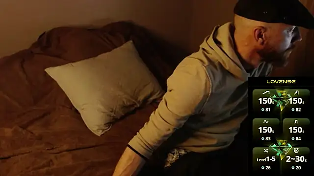 Snapshot of MaxRouger chatting on February 16, 11:17 am MaxRouger online show from February 16, 11:17 am