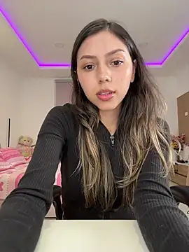 Snapshot of Sensualtease chatting on December 4, 9:01 pm Sensualtease online show from December 4, 9:01 pm