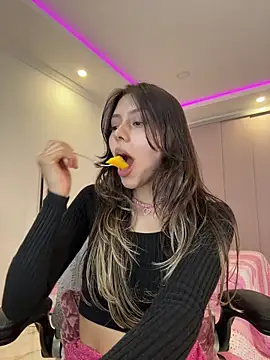 Snapshot of Sensualtease chatting on January 8, 10:56 pm Sensualtease online show from January 8, 10:56 pm