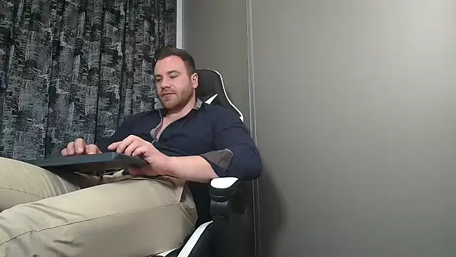 Snapshot of Thori92 chatting on February 11, 8:10 pm Thori92 online show from February 11, 8:10 pm