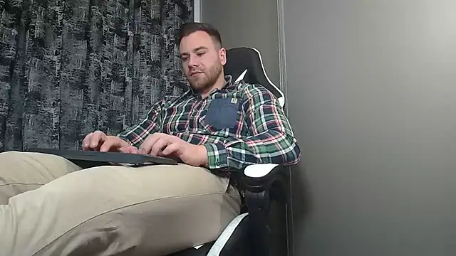 Snapshot of Thori92 chatting on February 16, 6:43 pm Thori92 online show from February 16, 6:43 pm