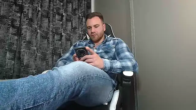 Snapshot of Thori92 chatting on February 17, 9:19 pm Thori92 online show from February 17, 9:19 pm
