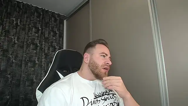 Snapshot of Thori92 chatting on March 2, 4:32 pm Thori92 online show from March 2, 4:32 pm