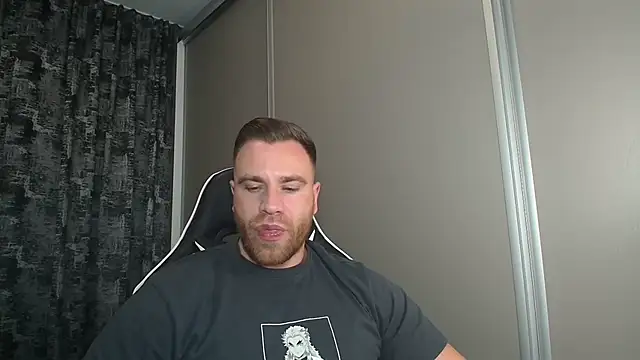 Snapshot of Thori92 chatting on October 22, 5:45 pm Thori92 online show from October 22, 5:45 pm