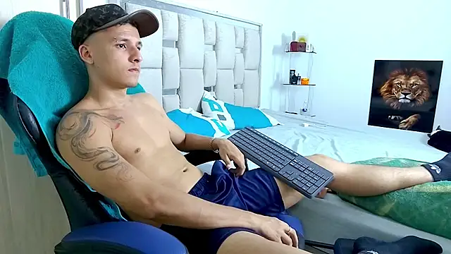 Snapshot of Andrew_lovely18 chatting on February 17, 3:03 am Andrew lovely18 online show from February 17, 3:03 am