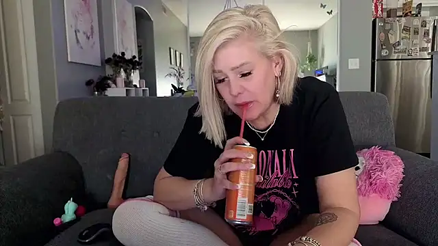 Lexi Shocker online show from January 8, 8:00 pm