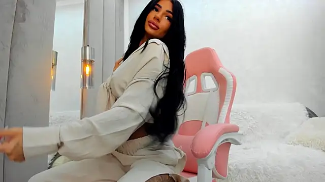 Snapshot of Britney_Charm_ chatting on June 5, 6:52 am Britney Charm online show from June 5, 6:52 am