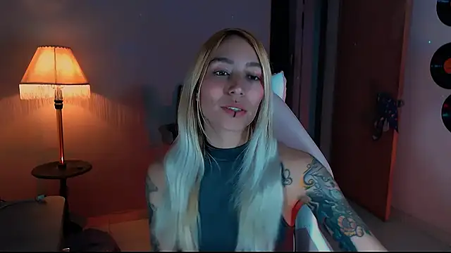 Snapshot of Saucy_Jenn chatting on December 1, 10:53 pm Saucy Jenn online show from December 1, 10:53 pm