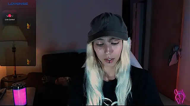 Snapshot of Saucy_Jenn chatting on December 7, 2:42 am Saucy Jenn online show from December 7, 2:42 am
