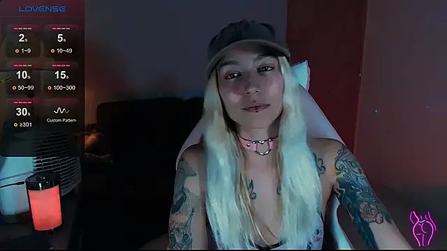 Snapshot of Saucy_Jenn chatting on December 7, 5:48 am Saucy Jenn online show from December 7, 5:48 am