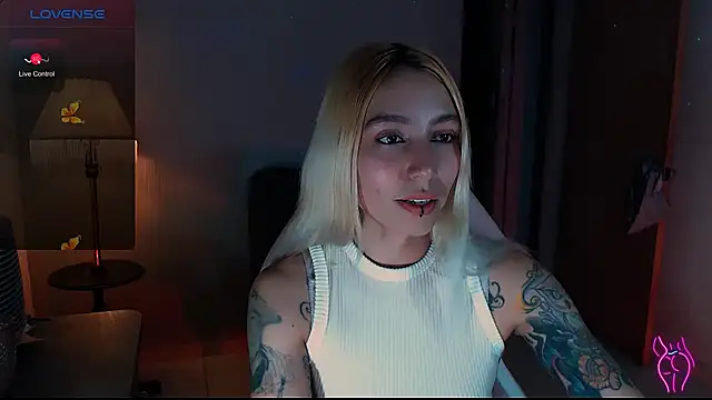 Snapshot of Saucy_Jenn chatting on December 8, 4:25 am Saucy Jenn online show from December 8, 4:25 am