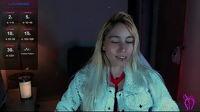 Snapshot of Saucy_Jenn chatting on December 15, 1:46 am Saucy Jenn online show from December 15, 1:46 am
