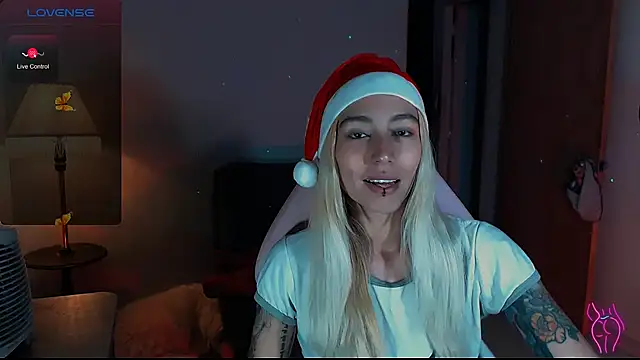 Snapshot of Saucy_Jenn chatting on December 15, 9:53 pm Saucy Jenn online show from December 15, 9:53 pm