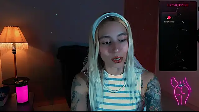 Snapshot of Saucy_Jenn chatting on December 25, 12:05 am Saucy Jenn online show from December 25, 12:05 am