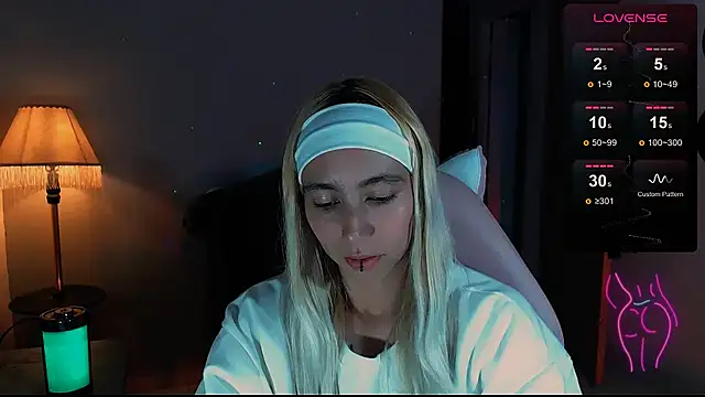 Snapshot of Saucy_Jenn chatting on December 27, 12:07 am Saucy Jenn online show from December 27, 12:07 am