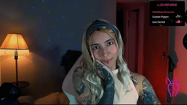 Snapshot of Saucy_Jenn chatting on December 29, 12:09 am Saucy Jenn online show from December 29, 12:09 am