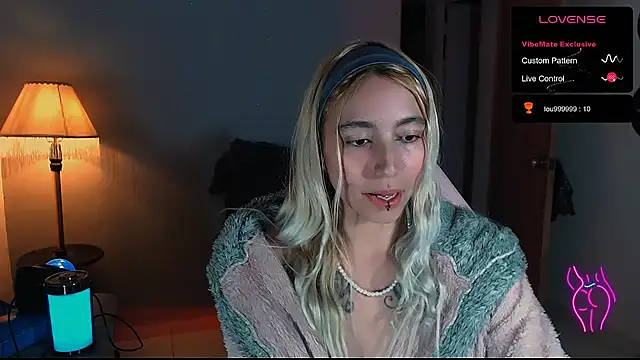 Snapshot of Saucy_Jenn chatting on December 29, 3:11 am Saucy Jenn online show from December 29, 3:11 am