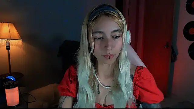 Snapshot of Saucy_Jenn chatting on December 29, 9:52 pm Saucy Jenn online show from December 29, 9:52 pm