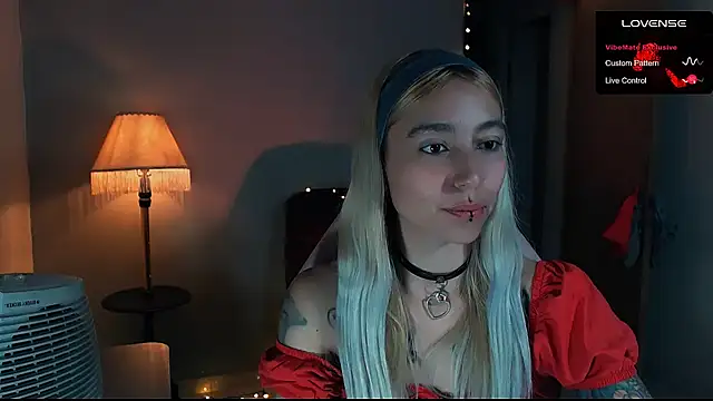 Snapshot of Saucy_Jenn chatting on January 19, 10:06 pm Saucy Jenn online show from January 19, 10:06 pm