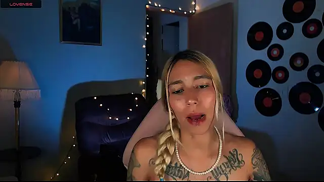 Snapshot of Saucy_Jenn chatting on February 21, 4:40 am Saucy Jenn online show from February 21, 4:40 am