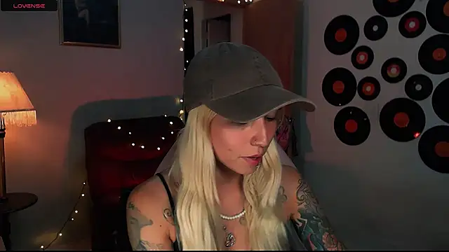 Snapshot of Saucy_Jenn chatting on February 22, 3:01 am Saucy Jenn online show from February 22, 3:01 am