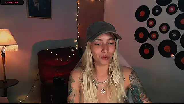 Snapshot of Saucy_Jenn chatting on February 22, 6:06 am Saucy Jenn online show from February 22, 6:06 am