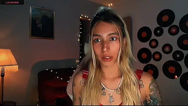Snapshot of Saucy_Jenn chatting on February 23, 3:35 am Saucy Jenn online show from February 23, 3:35 am