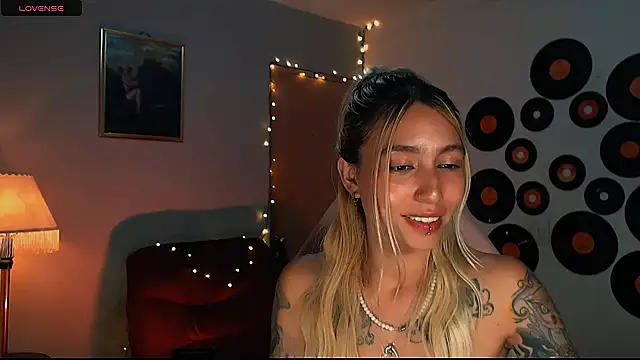 Snapshot of Saucy_Jenn chatting on February 23, 6:49 am Saucy Jenn online show from February 23, 6:49 am