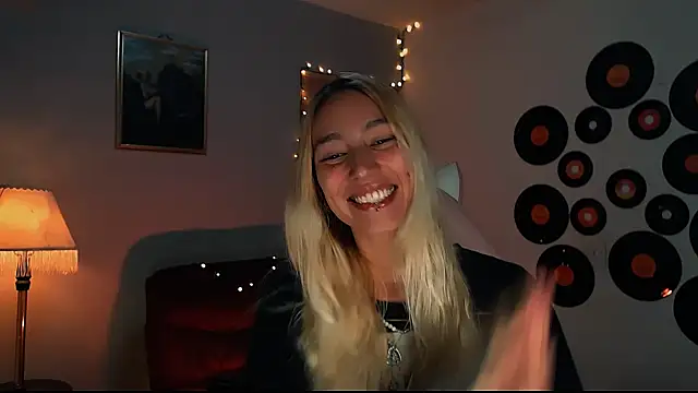 Snapshot of Saucy_Jenn chatting on February 23, 11:25 pm Saucy Jenn online show from February 23, 11:25 pm
