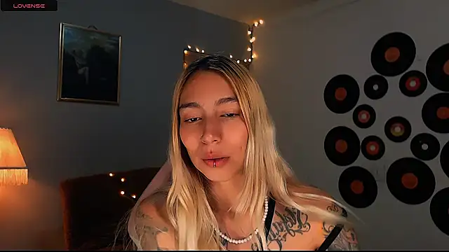 Snapshot of Saucy_Jenn chatting on February 28, 2:42 am Saucy Jenn online show from February 28, 2:42 am