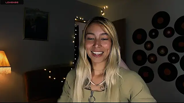 Snapshot of Saucy_Jenn chatting on March 1, 1:53 am Saucy Jenn online show from March 1, 1:53 am