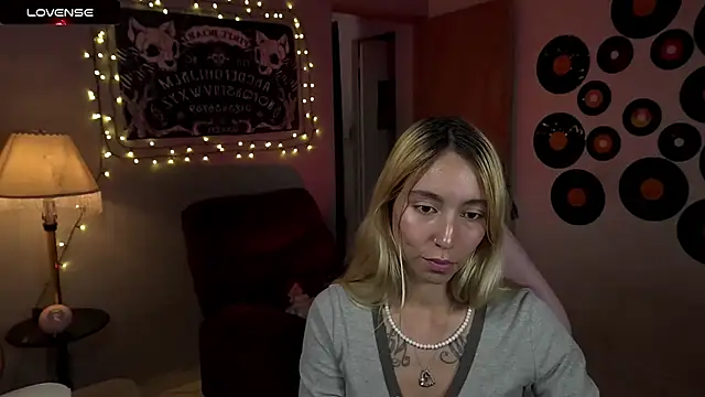 Snapshot of Saucy_Jenn chatting on March 16, 1:38 am Saucy Jenn online show from March 16, 1:38 am