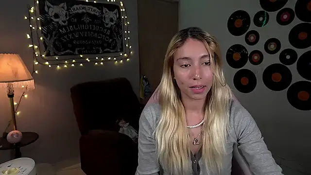 Snapshot of Saucy_Jenn chatting on March 16, 9:58 pm Saucy Jenn online show from March 16, 9:58 pm