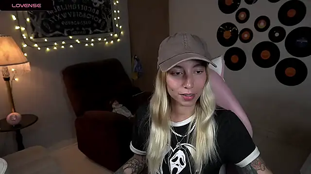 Snapshot of Saucy_Jenn chatting on March 22, 3:52 am Saucy Jenn online show from March 22, 3:52 am