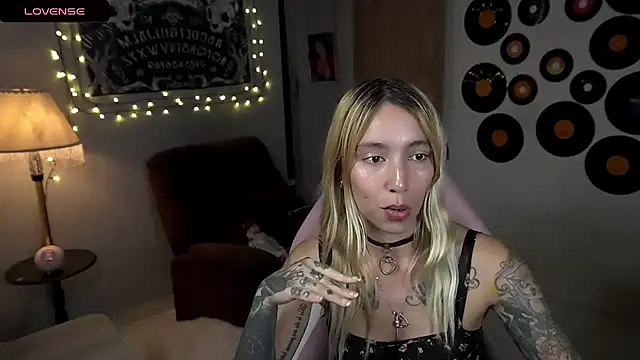Snapshot of Saucy_Jenn chatting on March 23, 1:09 am Saucy Jenn online show from March 23, 1:09 am