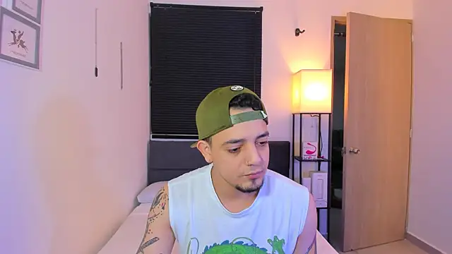 Snapshot of alejandro_calderon1 chatting on April 22, 5:54 am alejandro calderon1 online show from April 22, 5:54 am