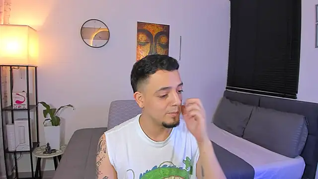 Snapshot of alejandro_calderon1 chatting on May 20, 1:56 am alejandro calderon1 online show from May 20, 1:56 am