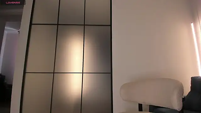 Lunaonekiss online show from November 3, 8:04 am