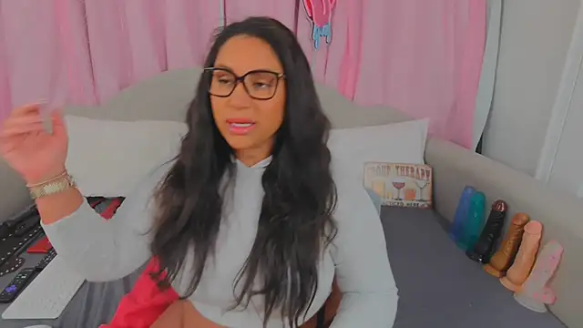 MeghanXO online show from February 1, 2:02 pm