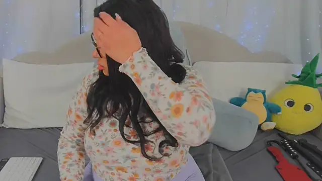 MeghanXO online show from March 17, 1:36 pm