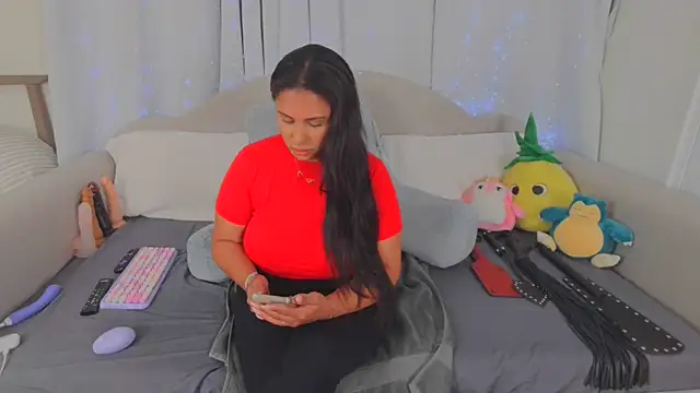 MeghanXO online show from June 18, 2:10 pm
