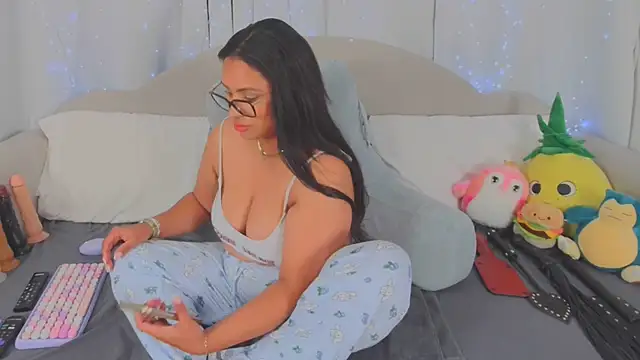 MeghanXO online show from June 25, 2:00 am