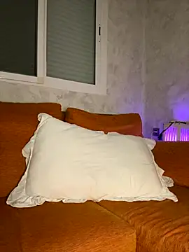 Snapshot of KarlaLuar_ chatting on November 18, 10:14 pm KarlaLuar online show from November 18, 10:14 pm