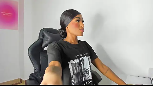 Snapshot of Emattaylor chatting on February 8, 11:12 am Emattaylor online show from February 8, 11:12 am