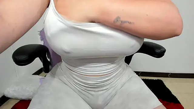 Snapshot of Emiily_88 chatting on January 2, 11:09 am Emiily 88 online show from January 2, 11:09 am