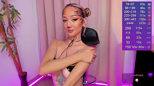 Snapshot of Bella-White chatting on October 13, 1:11 pm Bella-White online show from October 13, 1:11 pm