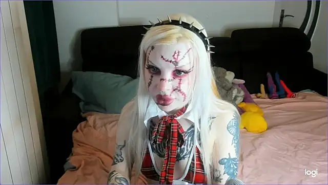 Snapshot of HelenGoat chatting on November 1, 2:35 am HelenGoat online show from November 1, 2:35 am